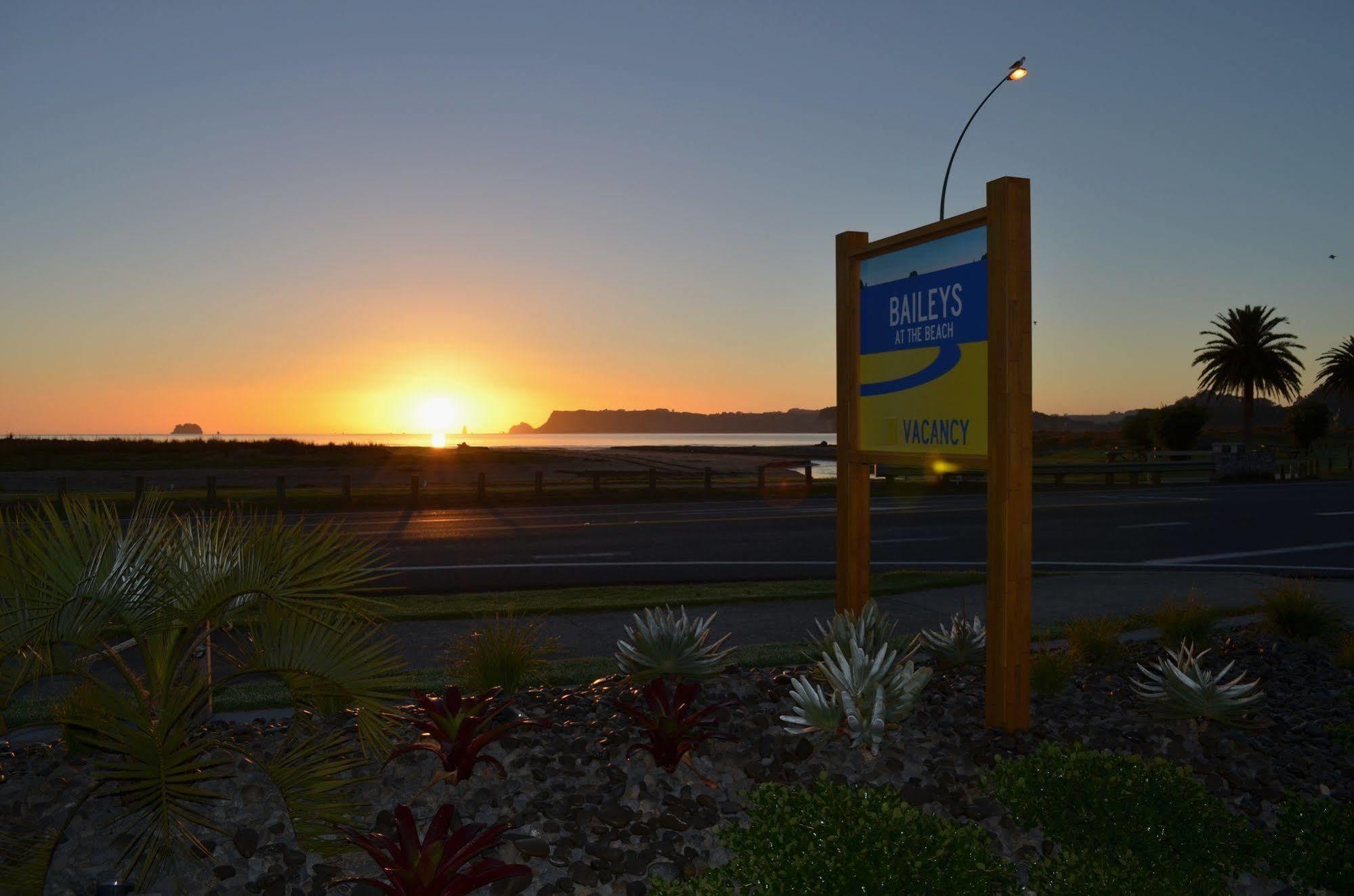 Baileys At The Beach Motel Whitianga Exterior photo